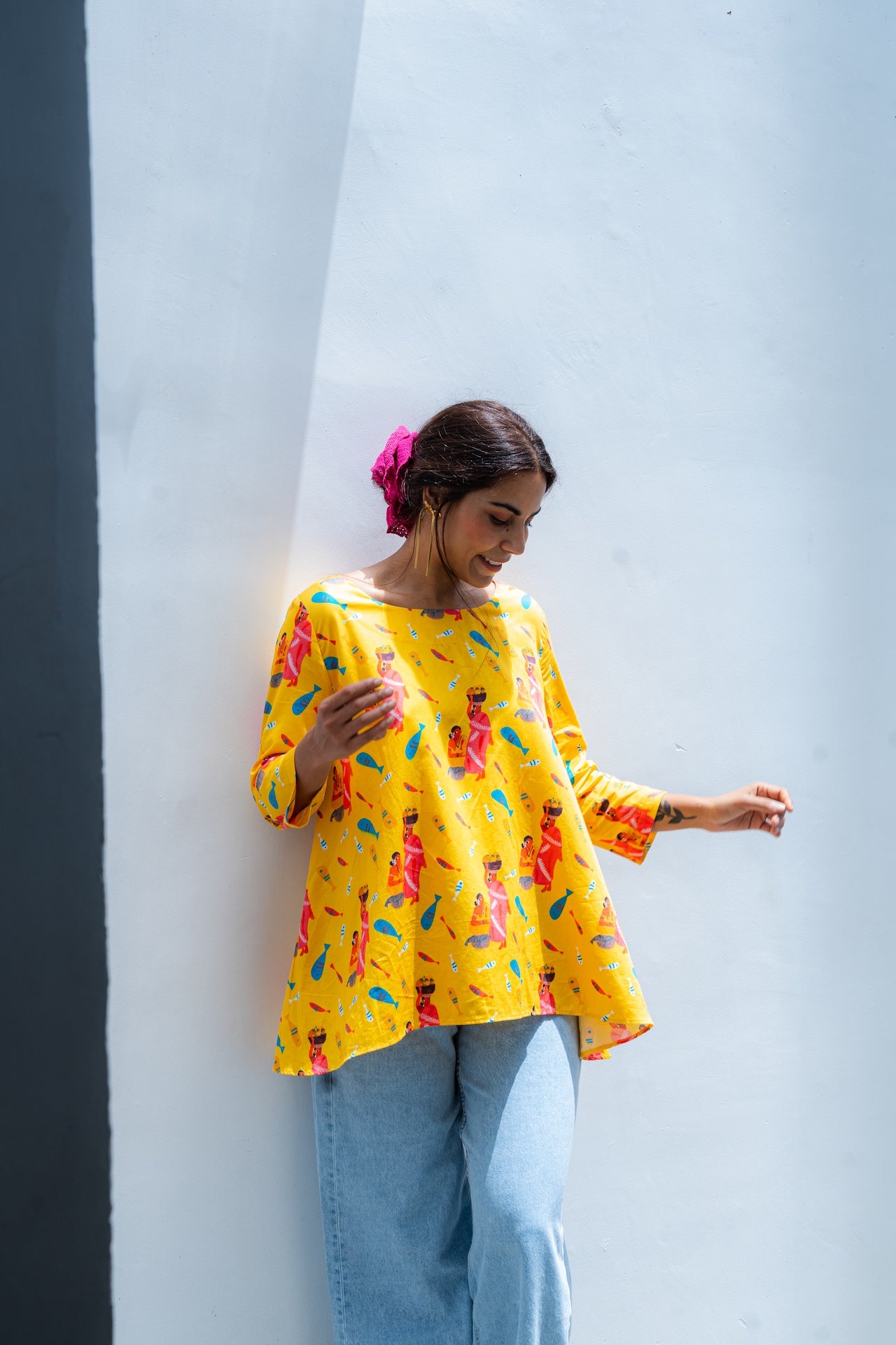 Yellow cotton tunic for women with fish seller illustration
