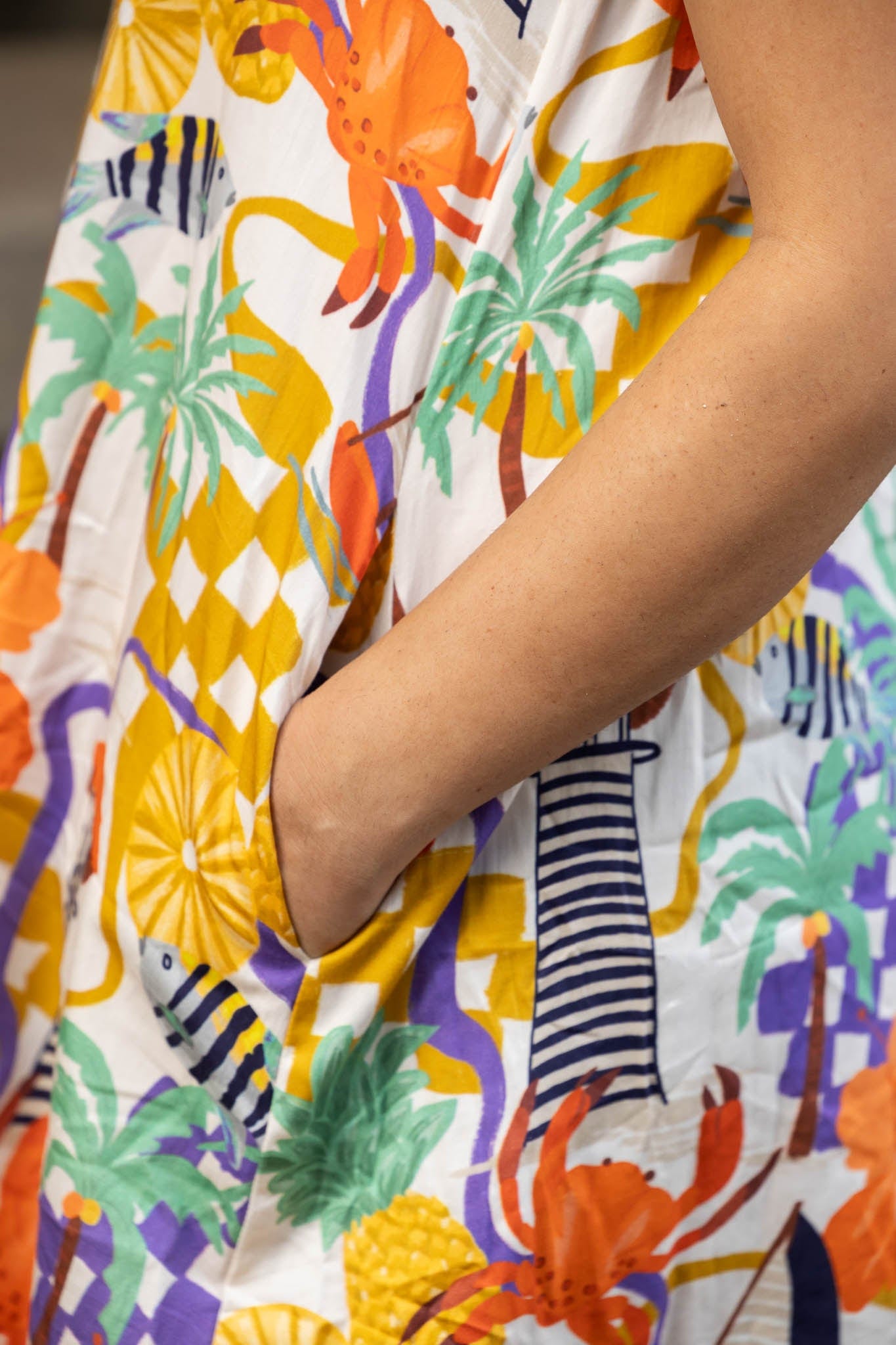 Cotton maxi dress with a tropical holiday print