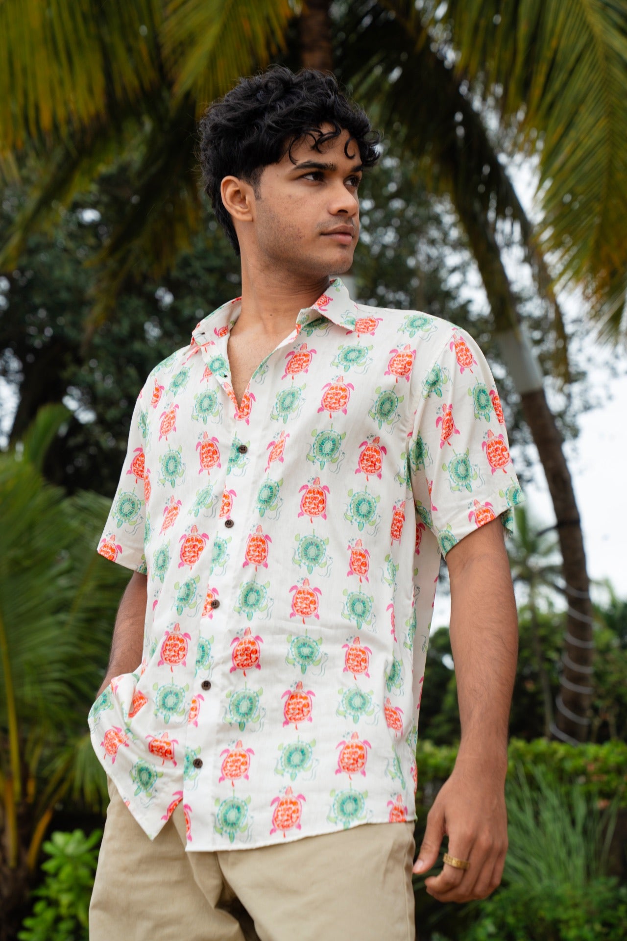 White fruity turtles print cottons shirt