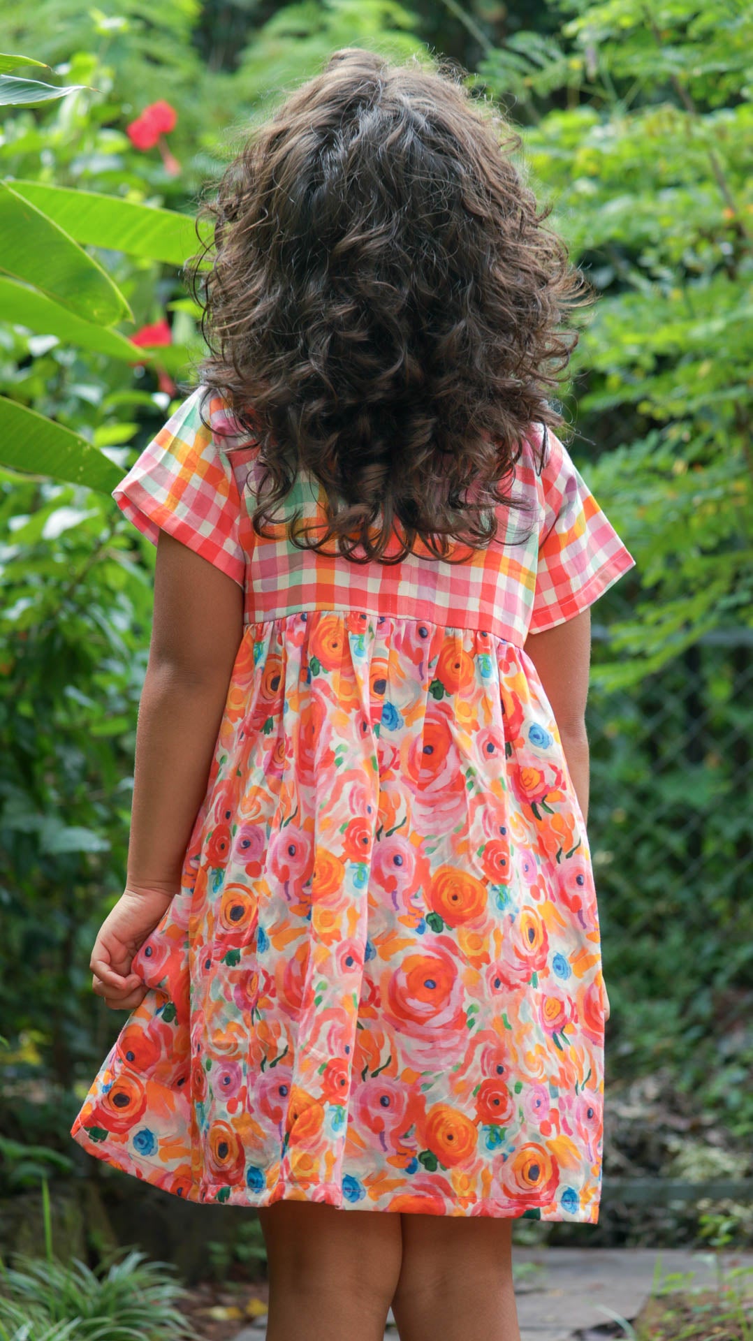 Girls' cotton dress with a checkered and roses pattern